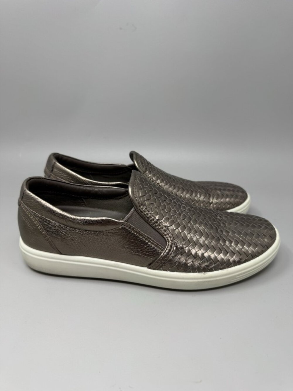 Ecco Soft 7 Shoes Women’s SIZE 8 Woven Slip On Sneakers Metallic Leather Bronze